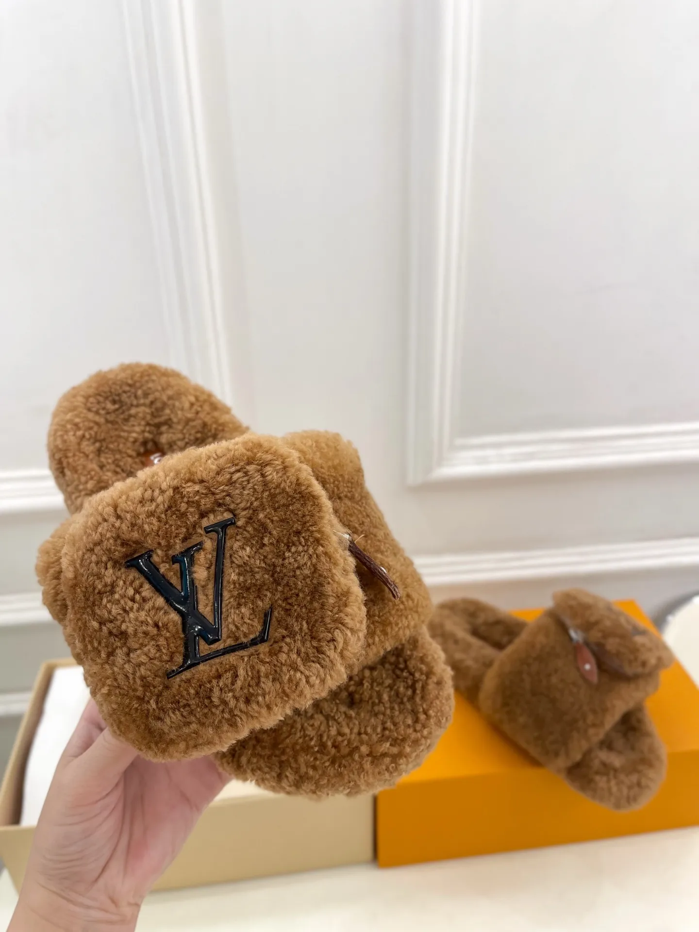 👟👟Ex-factory price 480👟👟 | Louis Vuitton 25𝐬𝐬 🧡💚2025 spring and summer new style top version⚠️ The counter features the latest LV wallet fur slippers, new hard goods🆕 ❥BS purchasing level! Full of high-end feel! A popular model among bloggers at home and abroad, it’s retro and fashionable and looks amazing on your feet! Mainly recommended model on the official website★ ━━━━━ ЅᏇєєt ━━━━━ ▪️Upper: Original custom-made wool ▪️Lining: imported goat hair lining ▪️Outsole: Original custom-made non-slip outsole ▪️Heel height: flat ▪️Shoe size: 35-39 (40.41.42 customization is not returnable)